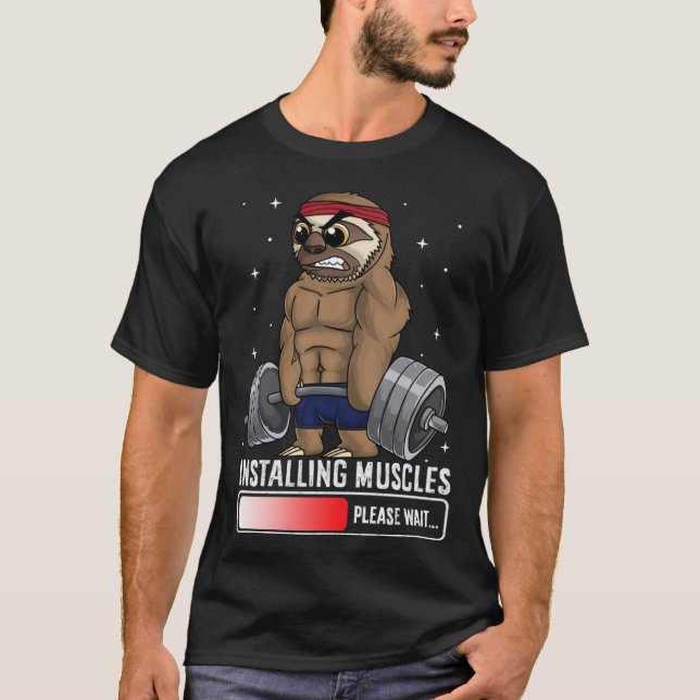 Camiseta Installing Muscles Please Wait Sloth Gym  Workout (Frente)