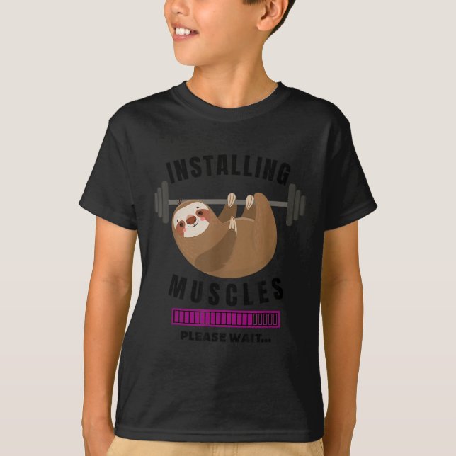 Camiseta Installing Muscles Sloth Weight Lifting Fitness Mo (Frente)