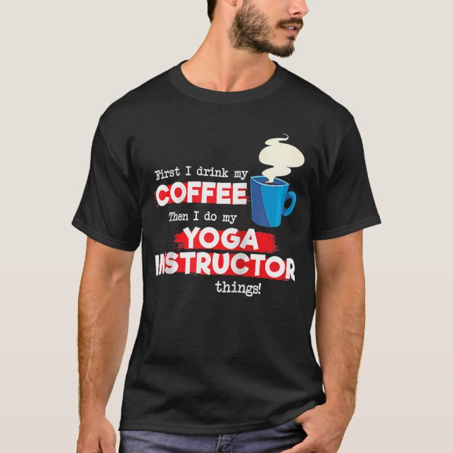 Camiseta Instrutor de Yoga e Apreciação de Café dizendo Rag (Frente)