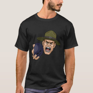 Camiseta Instrutor Sargento de Treinamento Segurando uma Bo