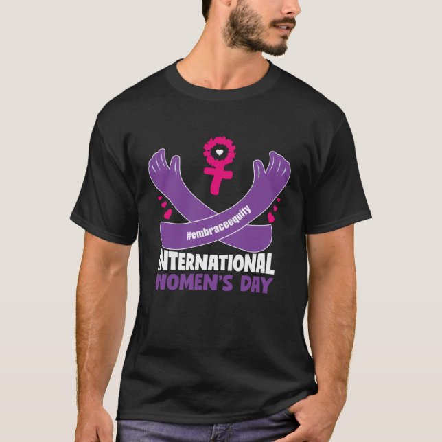 Camiseta International Women s Day 2023 Embrace Equity 8 Ma (Frente)