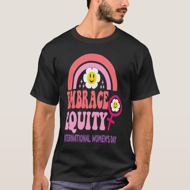Camiseta International Womens Day 2023 Theme Embrace Equity (Frente)