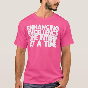 Camiseta Internato Melhorando Excelência Uma Estagiária Em