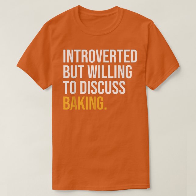 CAMISETA INTROVERTED BUT WILLING TO DISCUSS BAKING FUNNY  (Frente do Design)