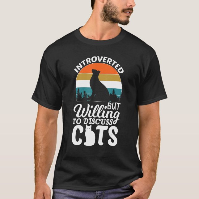 Camiseta Introverted But Willing To Discuss Cats For Introv (Frente)