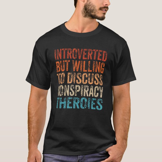 Camiseta Introverted But Willing To Discuss Conspiracy Theo (Frente)