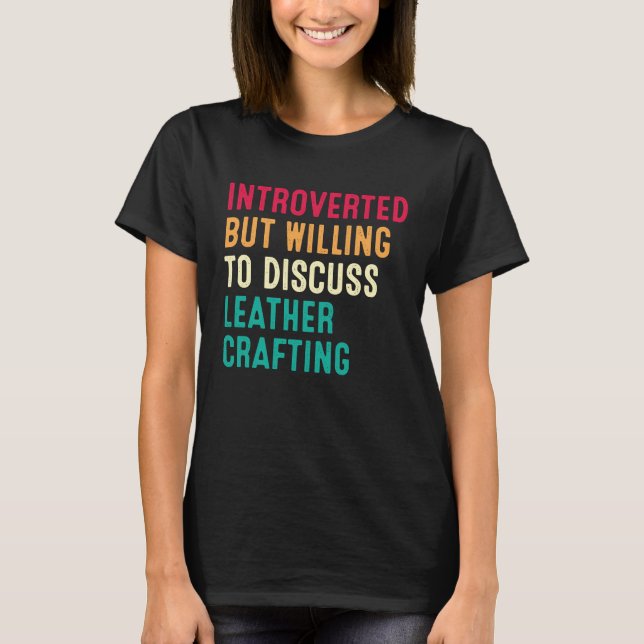 Camiseta Introverted But Willing To Discuss Leather Craftin (Frente)