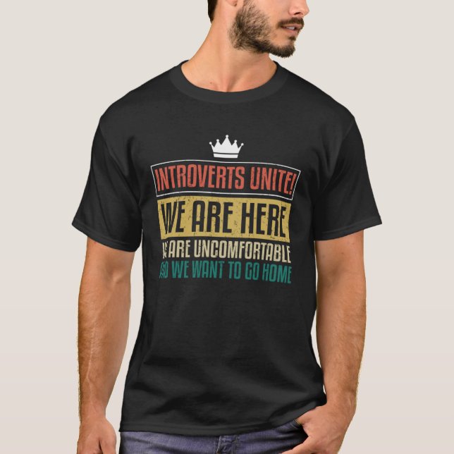 Camiseta Introverts Unite We re Here We re Uncomfortable In (Frente)