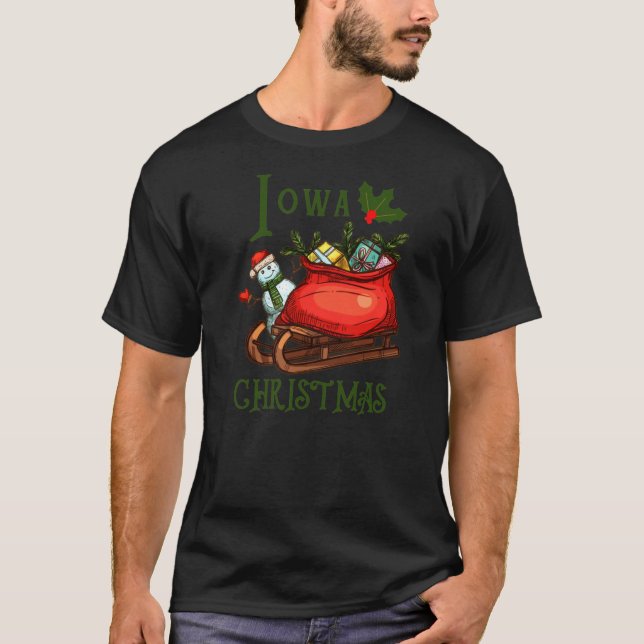 Camiseta Iowa Christmas Sled Sleigh Green Text (Frente)