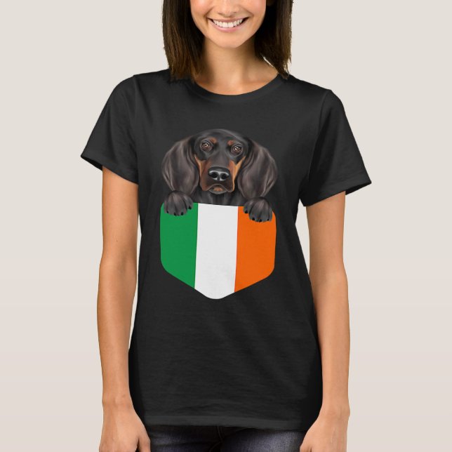 Camiseta Ireland Flag Black and Tan Coonhound Dog In Pocket (Frente)