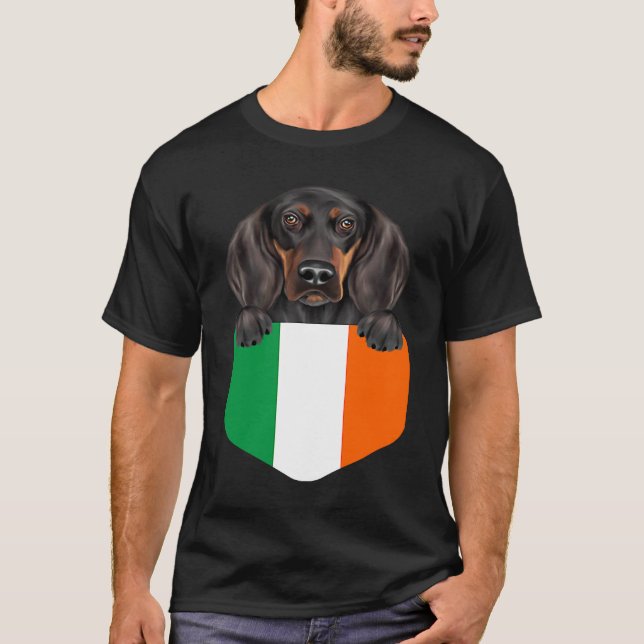 Camiseta Ireland Flag Black and Tan Coonhound Dog In Pocket (Frente)