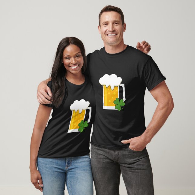 Camiseta Irish Beer Mug com Shamrock Clover (Unissex)