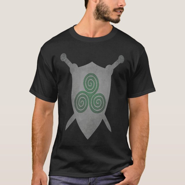 Camiseta Irish Celtic Knot Triskelion Trinity Symbol Swords (Frente)