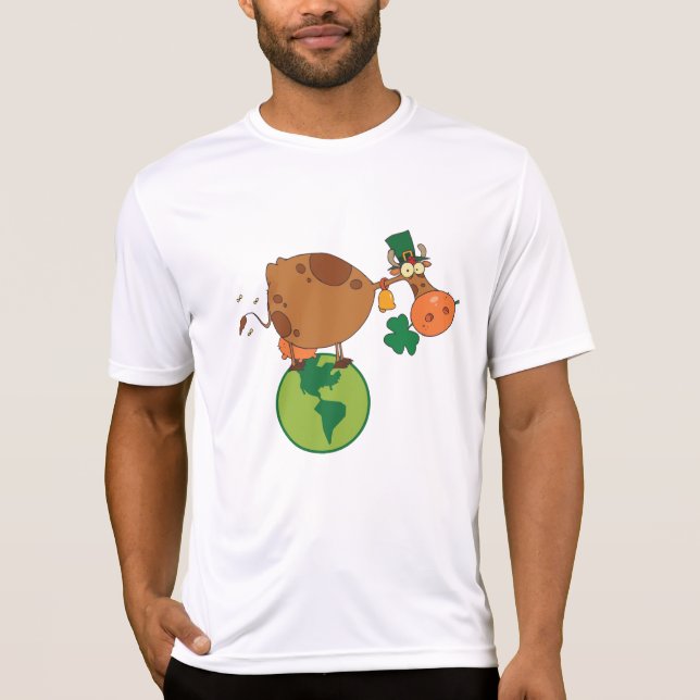 Camiseta Irish Leprechaun Cow Standing on Planet Earth (Frente)