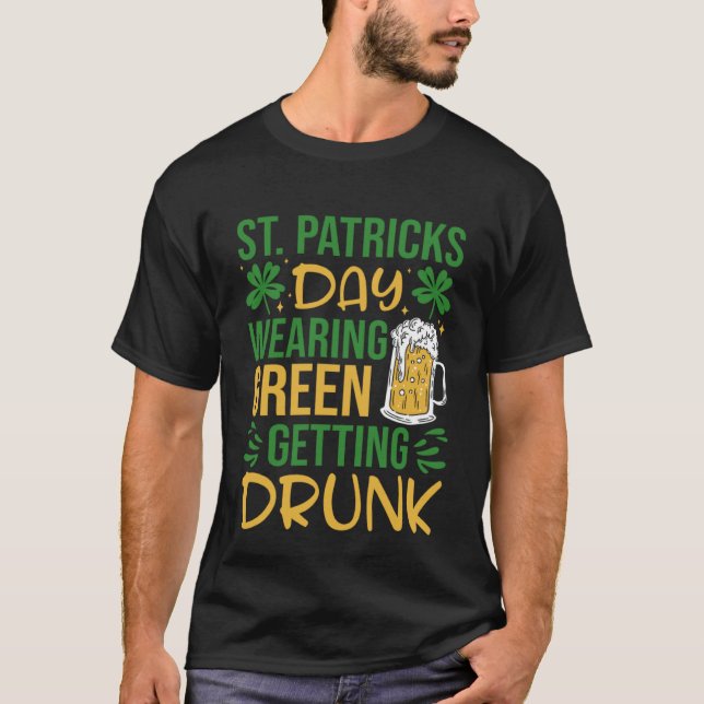 Camiseta Irish St Patrick's Day Wearing Green Getting Drunk (Frente)