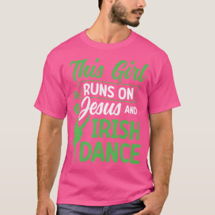 Camiseta Irlandês Dançando Esta Garota Funciona Com Jesus E