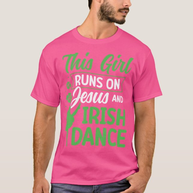 Camiseta Irlandês Dançando Esta Garota Funciona Com Jesus E (Frente)