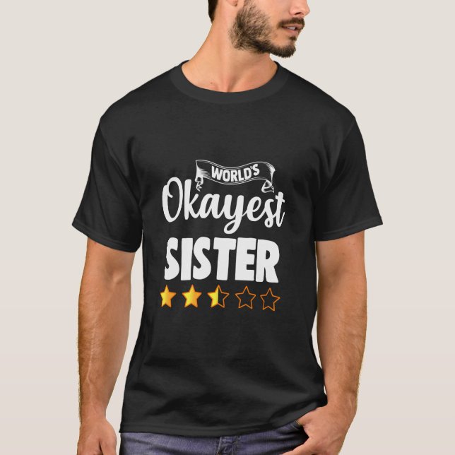 Camiseta Irmã Gift World Okayest Sister (Frente)