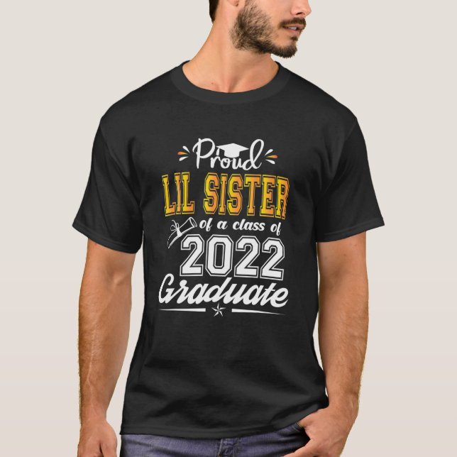 Camiseta Irmã Lil Orgulhosa De Uma Classe De Formando Senio (Frente)