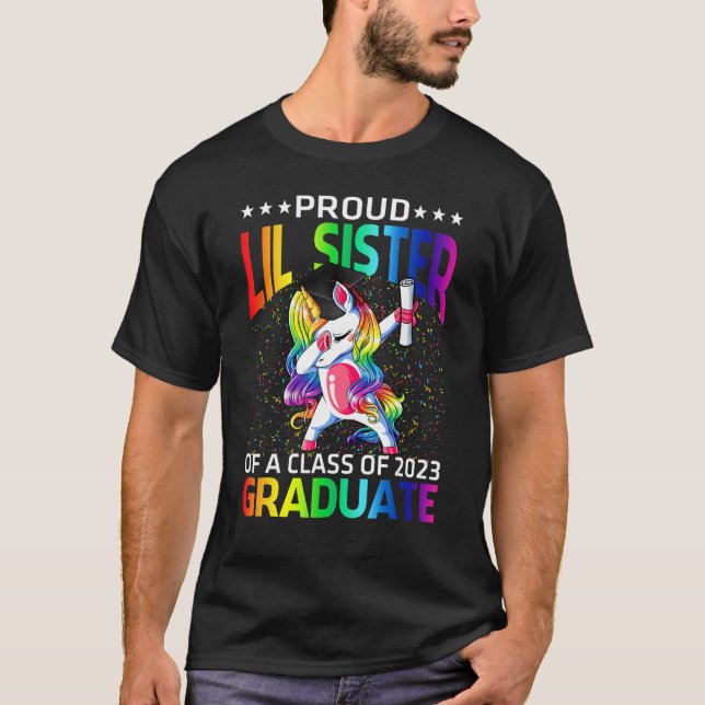 Camiseta Irmã Lil Orgulhosa De Uma Classe De Unico Formando (Frente)