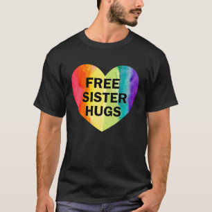 Camiseta Irmã Livre Abraços Bandeira LGBT Coração Arco-íris