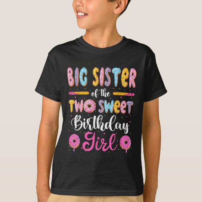 Camiseta Irmã Mais Velha Dos Dois Doces Donuts De Aniversár (Frente)