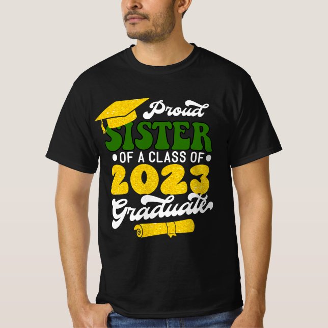 Camiseta IRMÃ Orgulhosa de uma Classe de Formando Dourado 2 (Frente)