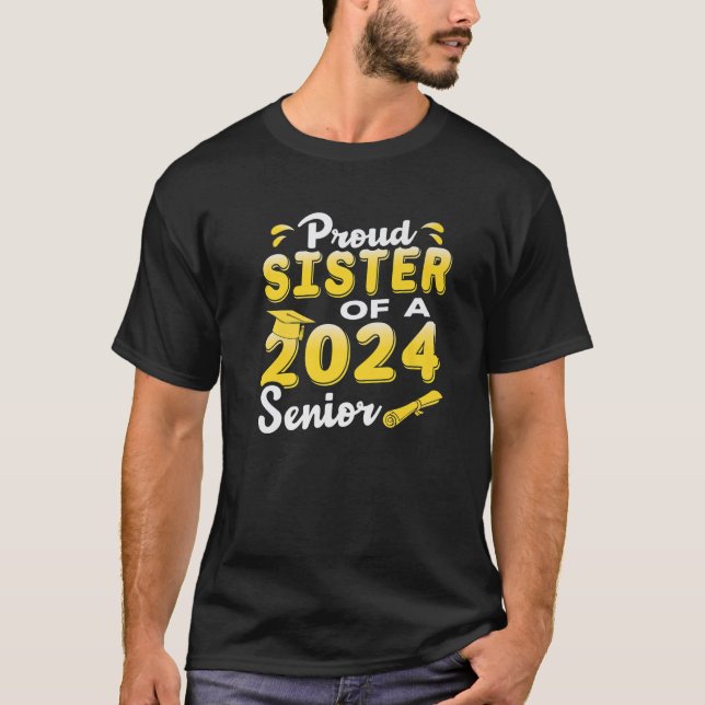 Camiseta Irmã Orgulhosa De Uma Graduação Engraçada Em Mais  (Frente)