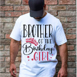 Camiseta Irmão da Garota de Aniversário Coincidência de Esq<br><div class="desc">Procurando uma camisa de aniversário que fará sua festa terminar? Olhe só as camisas da nossa equipe de aniversário! Estas camisetas de na moda são perfeitas para qualquer festa de aniversário do dia fora. Nossas camisas combinam um presente de excelente para seus amigos e família, e podem ser vestidas juntas...</div>
