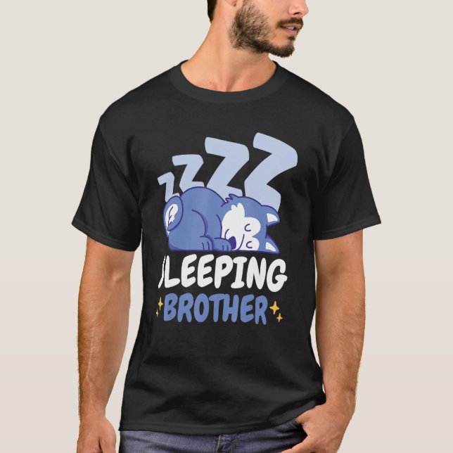 Camiseta Irmão Dormindo com um Cachorro para o Irmão (Frente)