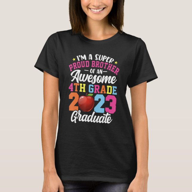 Camiseta Irmão Engraçado Orgulhoso de Classe 2023 4º Grau G (Frente)
