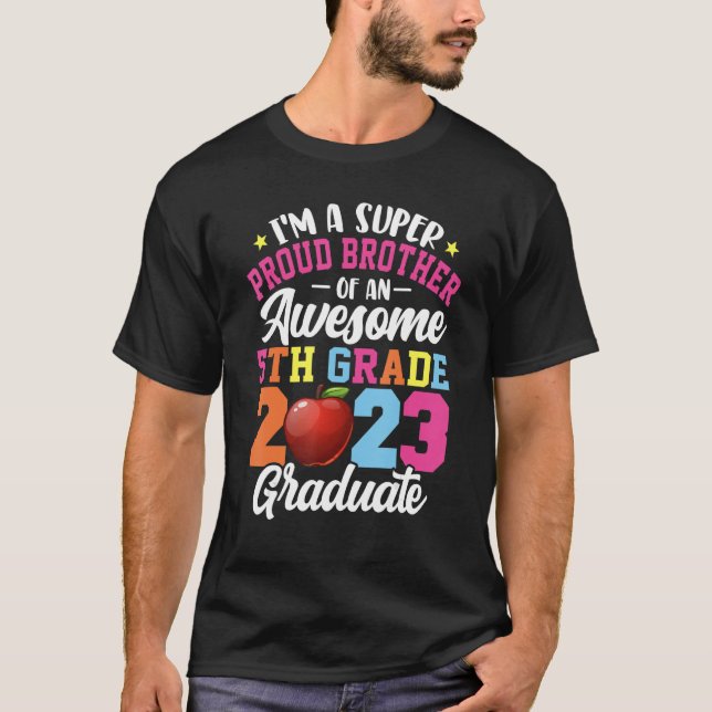 Camiseta Irmão Engraçado Orgulhoso de Classe 5 2023 Grau G (Frente)