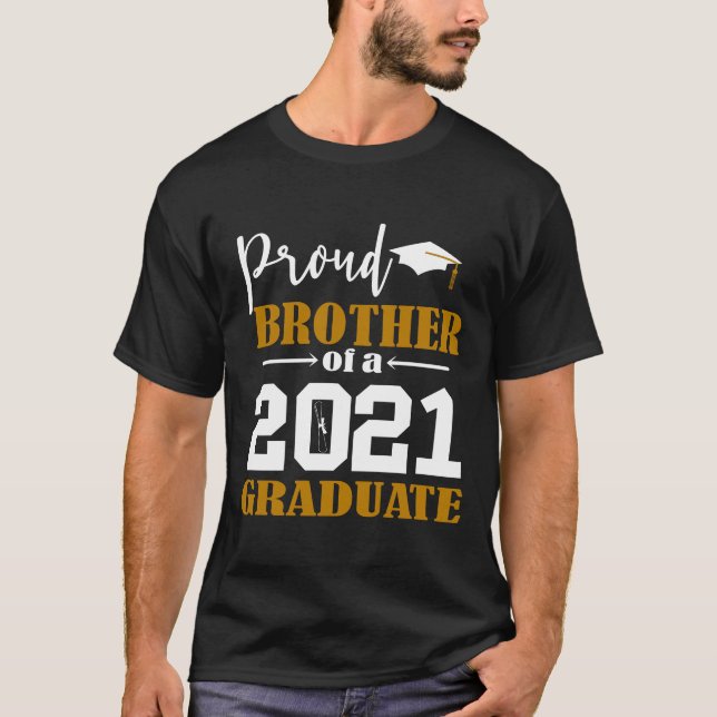 Camiseta Irmão Orgulhoso de um Formando Branco 2021 (Frente)