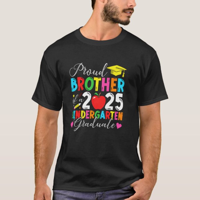 Camiseta Irmão Orgulhoso De Um Formando De Jardim De Infânc (Frente)