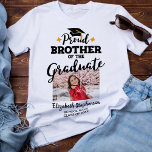 Camiseta Irmão Orgulhoso do nome da foto do formando<br><div class="desc">Comemore a graduação de seu irmão ou irmã com esta camiseta moderna com a legenda "IRMÃO Orgulhoso do Formando" em fontes contemporâneas negras decoradas com um boné formando com uma fita de ouro. Personalize facilmente essa camiseta com uma foto do formando, do ano de graduação e o nome da escola...</div>