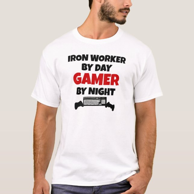 Camiseta Iron Worker by Day Gamer by Night (Frente)