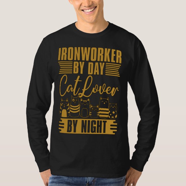 Camiseta Ironworker By Day Cat By Night Metalworking Ironwo (Frente)