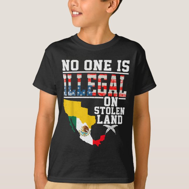 Camiseta Is Illegal On Stolen Land Native Americans  (Frente)