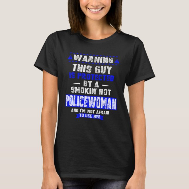 Camiseta Is Protected By A Smokin  Hot Policewoman  For Hus (Frente)