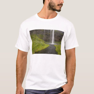 Camiseta Islândia. Pessoas na trilha atrás de Seljalandsfos