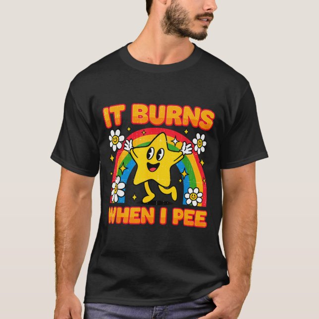 Camiseta It Burns When I Pee Y2k Ironic Sarcastic Saying Em (Frente)