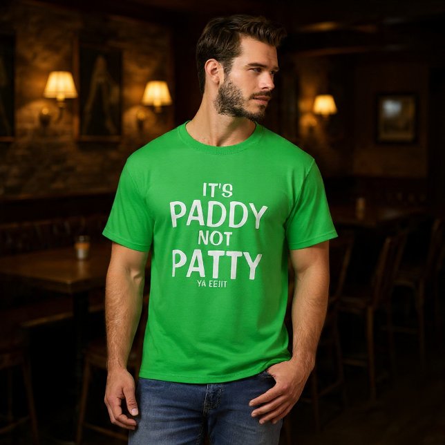 Camiseta It is Paddy Not Patty You Idiot Funny Irish (It is Paddy Not Patty You Idiot Funny Irish T-Shirt by Ricaso. St Patrick's Day shirt not St Patty)