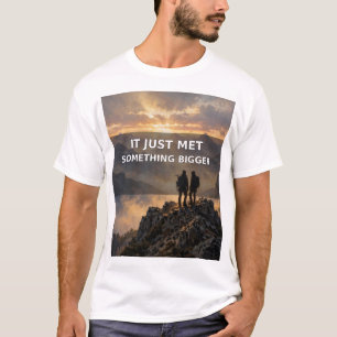 Camiseta It Just Met Something Bigger — Presente d