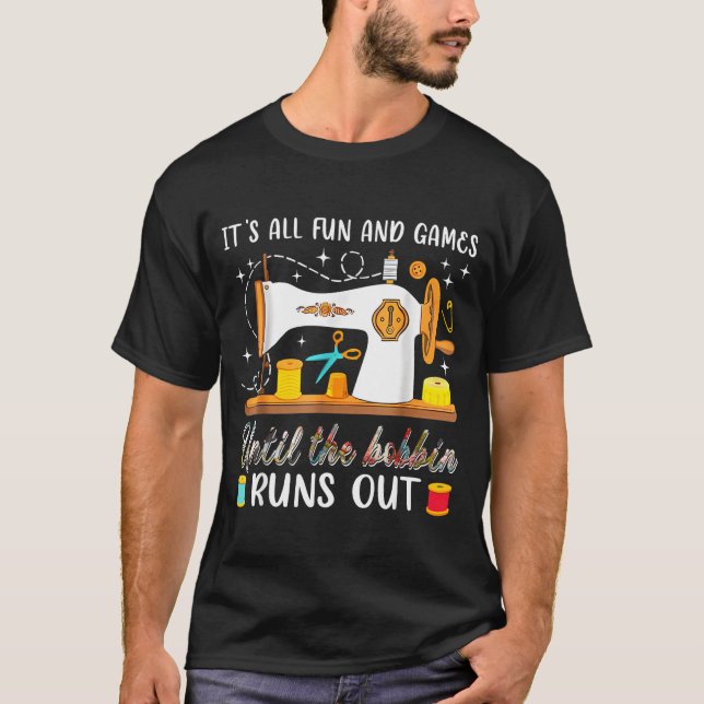 Camiseta It’s All Fun And Games Until The Bobbin Runs Out C (Frente)