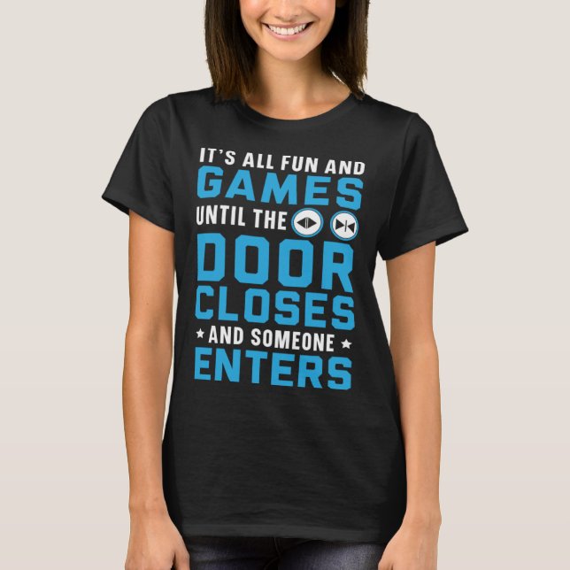 Camiseta It s All Fun And Games Until The Door Closes Someo (Frente)