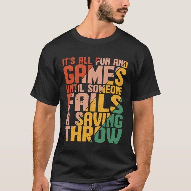 Camiseta It s All Fun Until Someone Fails A Saving Throw (Frente)
