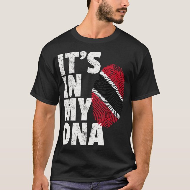 Camiseta IT_S EM MY DNA Trinidad e Tobago Flag Pride Nati (Frente)