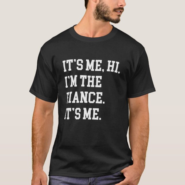 Camiseta It s Me Hi I m The Fiance Its Me Boyfriend Fiance  (Frente)