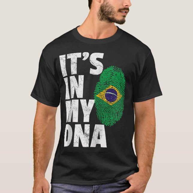 Camiseta IT_S NO MEU DNA Brasil: Homens Mulheres no Brasil (Frente)