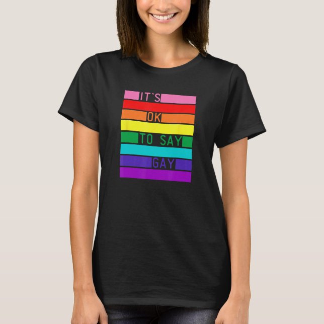 Camiseta It s OK To Say Gay LGBTQ Rainbow Flag LGBTQIA+ Pri (Frente)